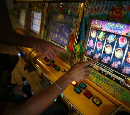 Antropomorfismo e azzardo: perché i giocatori rischiano di più in slot machine con tratti umani?