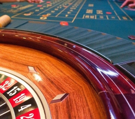 Norme sull'azzardo, ecco come il Regno Unito studia (e non proibisce) il gioco